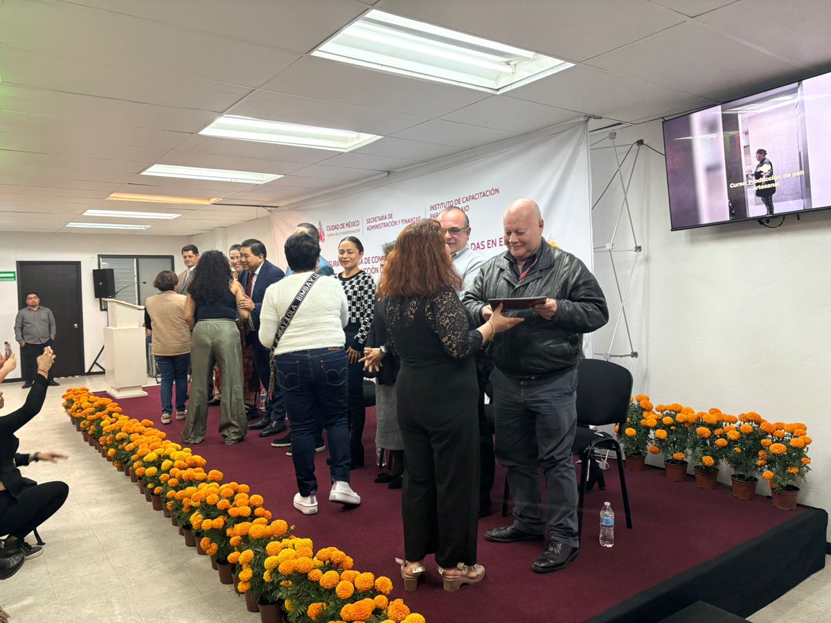 ICATEP_Oficial's tweet photo. ✨ El titular del #ICATEP, Alfonso Aguirre González, asistió a la Ceremonia de Clausura y Entrega de Constancias del curso “Producción de Pan Artesanal”, realizada en la Ciudad de México del @icat_cdmx. 🍞
Extendemos un especial reconocimiento a Guadalupe Ramos Sotelo, Directora General del Instituto de Capacitación para el Trabajo de la Ciudad de México, por su liderazgo y compromiso en la formación de más mujeres con habilidades que transforman vidas. ✨💛 @G_RamosSotelo
Un evento que reconoce el talento, esfuerzo y dedicación de mujeres que, a través de la capacitación, fortalecen su autonomía y preservan nuestras tradiciones. 🌾👩🍳
El #ICATEP celebra cada acción que impulsa el aprendizaje y la certificación del trabajo con calidad y orgullo. 💪🏻
#PorAmorAPuebla #PensarEnGrande