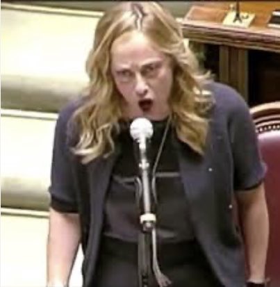 Oggi il governo Meloni ha raggiunto un record assoluto mondiale, ha messo in Parlamento la fiducia per la centesima volta.
Sì, nel silenzio generale ci sono stati cento voti di fiducia, il Parlamento è stato praticamente abolito. Chissà come avrebbe urlato Meloni all’opposizione.