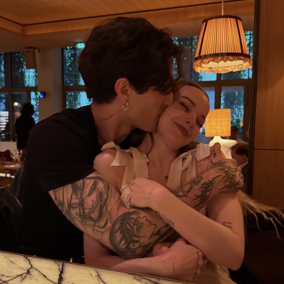 Indie5051's tweet photo. SE VAN A CASAR

Dove Cameron y Damiano David se acaban de  comprometer, informa TMZ. https://t.co/sFOBTikClP