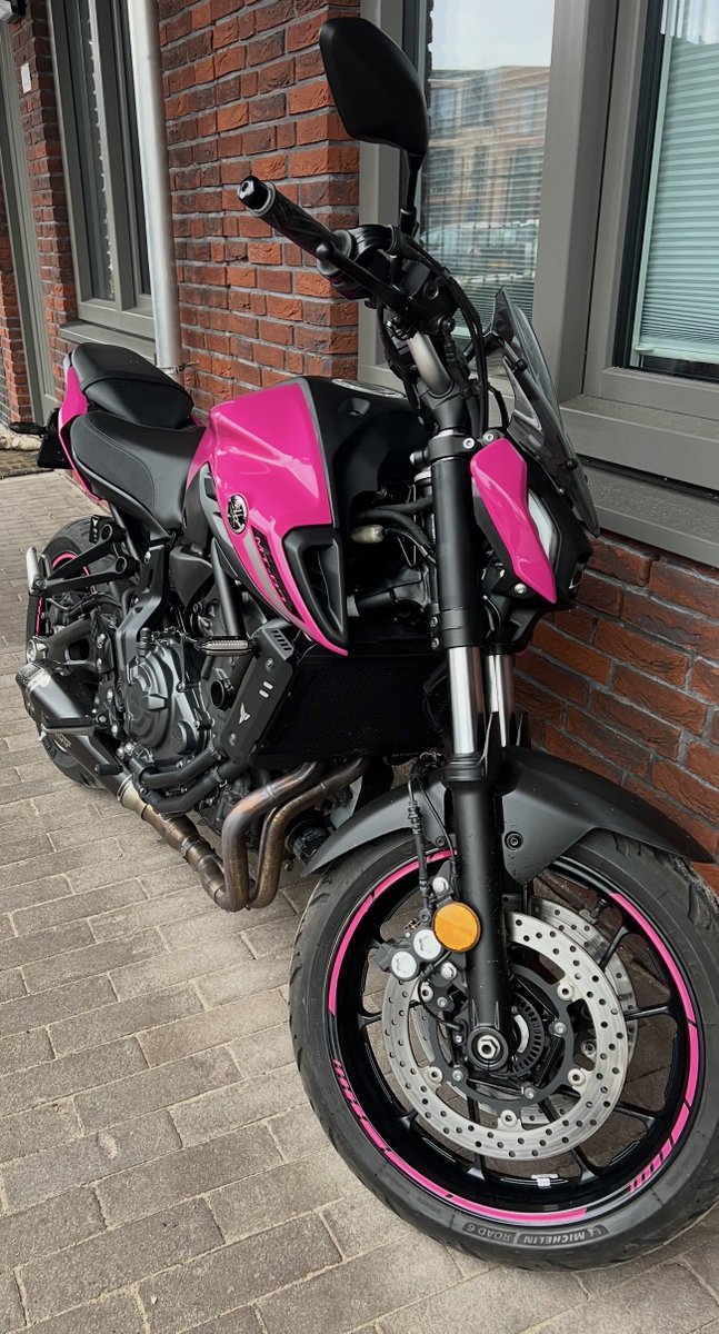 Vandaag is de #motor van onze dochter #gestolen voor haar flat in Westergouwe in #Gouda. Ze heeft deze nodig om op haar werk te komen als leerling verpleegkundige. Als je deze #Yamaha MT-07 met kenteken 04-MR-ZG met roze tank en #rozevelgen ergens ziet graag even een berichtje.