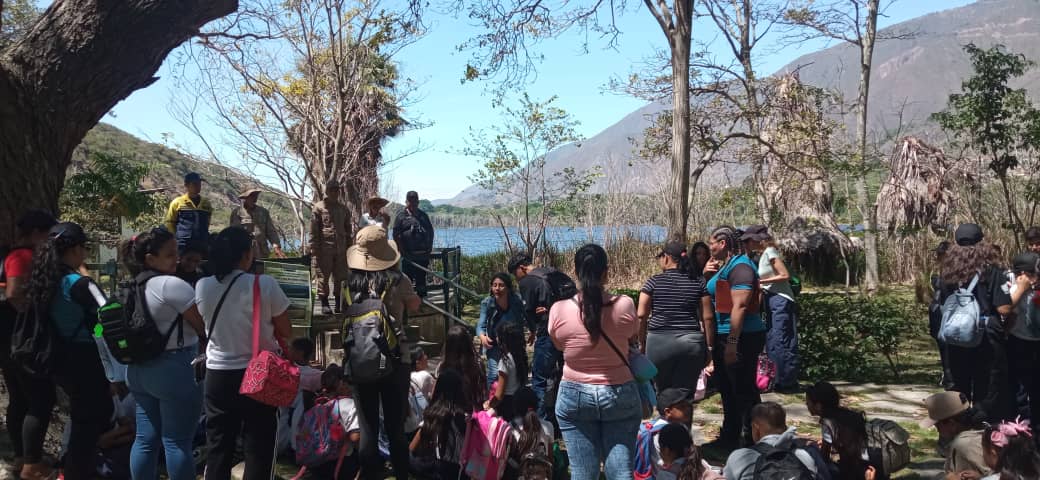 fundalaguna's tweet photo. Excelente actividad realizada en el M.N. Laguna de Urao, en el día de hoy con motivo del día Mundial de Playas, Ríos, Lagunas y Turismo.  Participación de instituciones educativas de San Juan y Lagunillas, Agradecimiento a Fudena,  Inparques y Aveandes. https://t.co/yEKaTroAAm