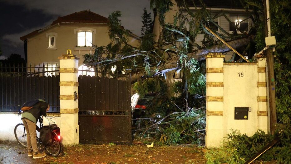 info_Paris_IDF's tweet photo. 🔴 Tornade à #Ermont : Toitures détruites, vitres exposées…
👉 Plus d'une semaine après, les habitants attendent d'être pris en charge par les assurances. Certains se sentent abandonnés. (BFMTV) #ValdOise https://t.co/L3fEFt2MI5