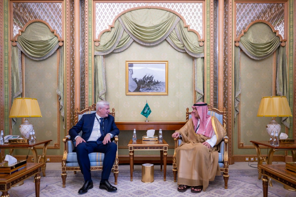 #الرياض | معالي وزير الدولة للشؤون الخارجية عضو مجلس الوزراء ومبعوث شؤون المناخ #عادل_الجبير <a href="/AdelAljubeir/">Adel Aljubeir                       عادل الجبير</a> يلتقي دولة رئيس وزراء كندا السابق السيد ستيفن جوزيف هاربر، وذلك على هامش مؤتمر #مبادرة_مستقبل_الاستثمار. 
 #FII9