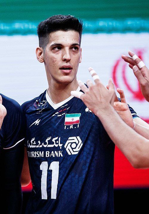 Khazer369's tweet photo. صابر کاظمی 26 سالش بود،  جوون بود، پولدار بود، زیبا بود، قدبلند بود، تو دوران اوج والیبالش بود ولی تو یک لحظه دچار مرگ مغزی میشه و میمیره.
این اتفاقات باعث میشه عمیقا به فکر برم،
میجنگیم واسه چی؟ حرص میخوریم واسه چی؟
مگه نه اینکه تهش مرگه! https://t.co/oD2Ep8FcMx