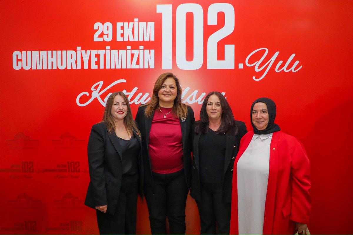 Cumhuriyetimizin 102. Yılı kutlamaları kapsamında, Valimiz Kübra Güran Yiğitbaşı’nın ev sahipliğinde düzenlenen Kabul Töreni’ne katıldık.
Cumhuriyetimizin kazanımlarını, Gazi Mustafa Kemal Atatürk ve silah arkadaşlarının bizlere mirasını gururla anıyor; nice 102. yılları aynı