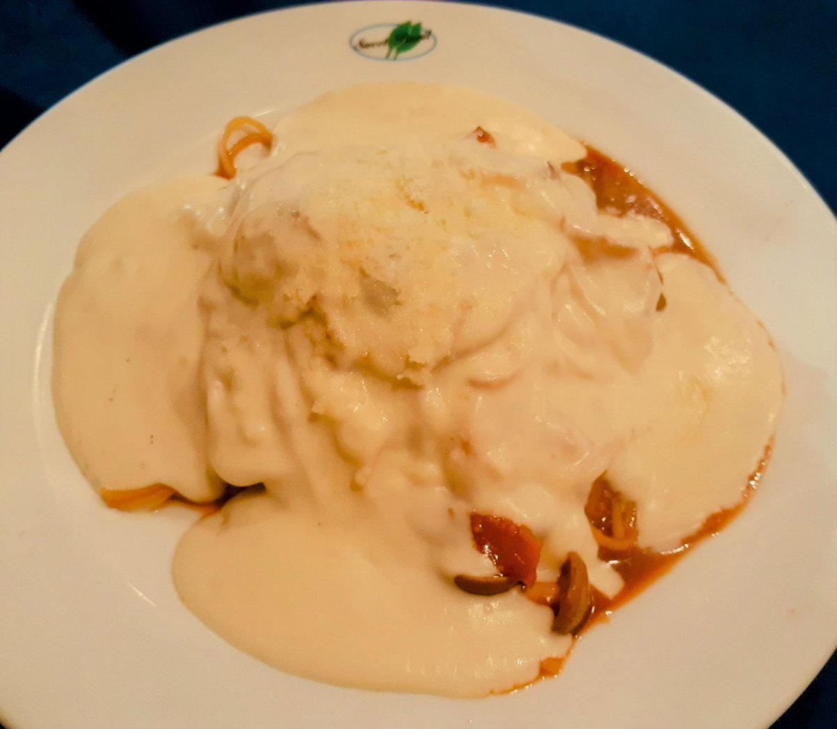 きのことベーコンのアラビアータホワイトソースがけ