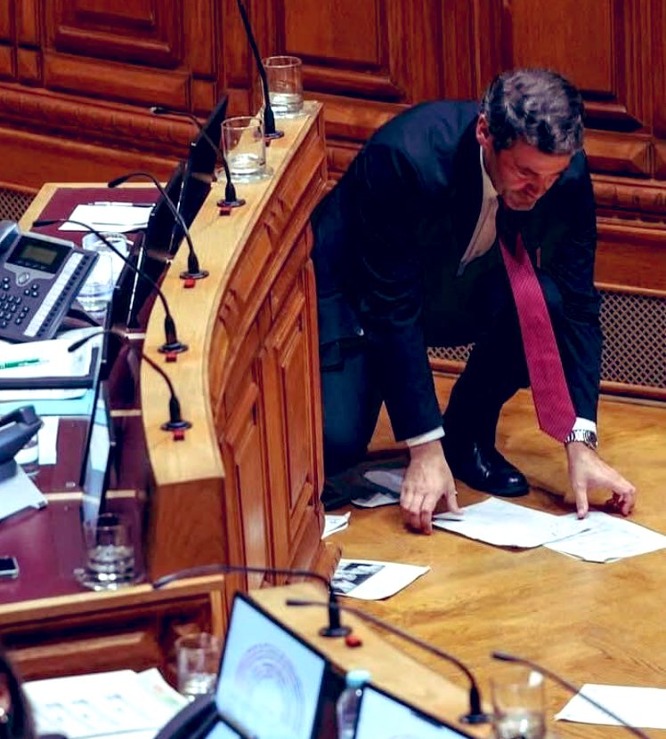 JoaoMCAraujo's tweet photo. Depois da palhaçada, o palhaço a limpar o seu próprio esterco. https://t.co/cF2qjRdHyE