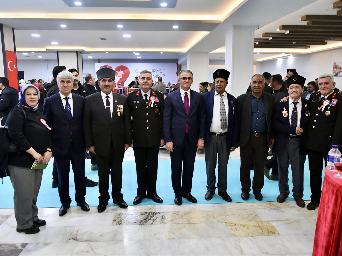 Cumhuriyetimizin 102. Yılı Resepsiyonu

Cumhuriyetimizin Kuruluşunun 102. Yılı münasebetiyle Valimiz Sn. Ozan Balcı ve Eşi Sn. Sonay Balcı Hanımefendinin ev sahipliğinde Edremit Uygulama Otelinde resepsiyon düzenlendi.

Valimiz Sn. Ozan Balcı ve Jandarma Asayiş Kolordu Komutanı