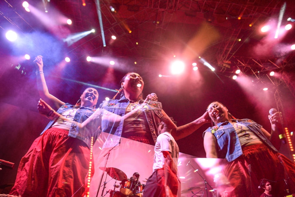 La gran Mare Advertencia Lírica <a href="/MareAdvertencia/">Mare Advertencia</a>  durante el concierto de África Express <a href="/africaexpress/">Africa Express</a>  en el Auditorio BB en la Ciudad de México. Fotos Alejandro Meléndez <a href="/alexmelon/">Alejandro Meléndez @alexmelon.bsky.social</a>