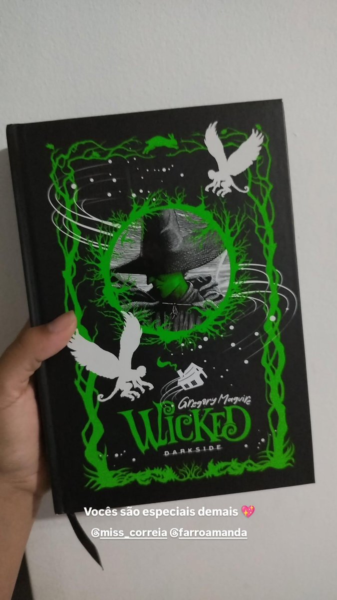 lenapirez's tweet photo. Ariana me ensinou a recomeçar. Elphaba me mostrou a força de assumir e ser você mesmo.
E agora, tudo o que eu quero é viver essa magia de perto. 💚✨ 

#ArianatorsNaPremiere
@infoari https://t.co/Gb7hN4qMix
