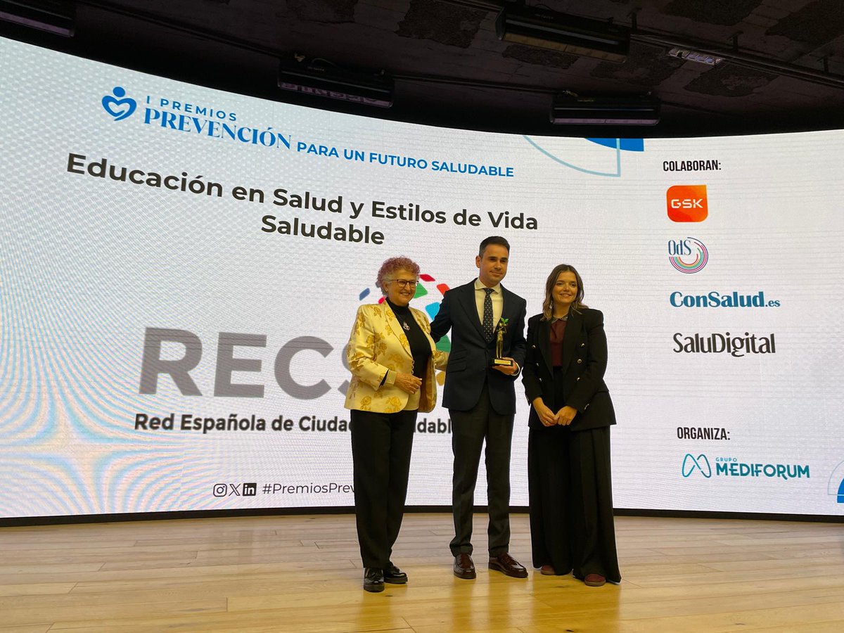 #PremiosPrevención El equipo de la Red Española de Ciudades Saludables #RECS recibe el Premio Educación en Salud y Estilos de Vida Saludable, reconociendo así las buenas prácticas y el intercambio de experiencias entre sus ayuntamientos miembros

➡️ En representación del #RECS,