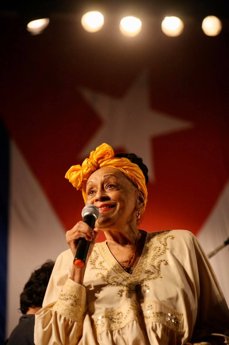 En medio de las duras batallas de estas horas, quiero felicitar a nuestra querida Omara en su 95 cumpleaños.

La suya es una vida admirable, de voz y afinación prodigiosas, de sentimentalidad que contagia, y de una cubanía cuyas lealtad y pureza han sido intocables.