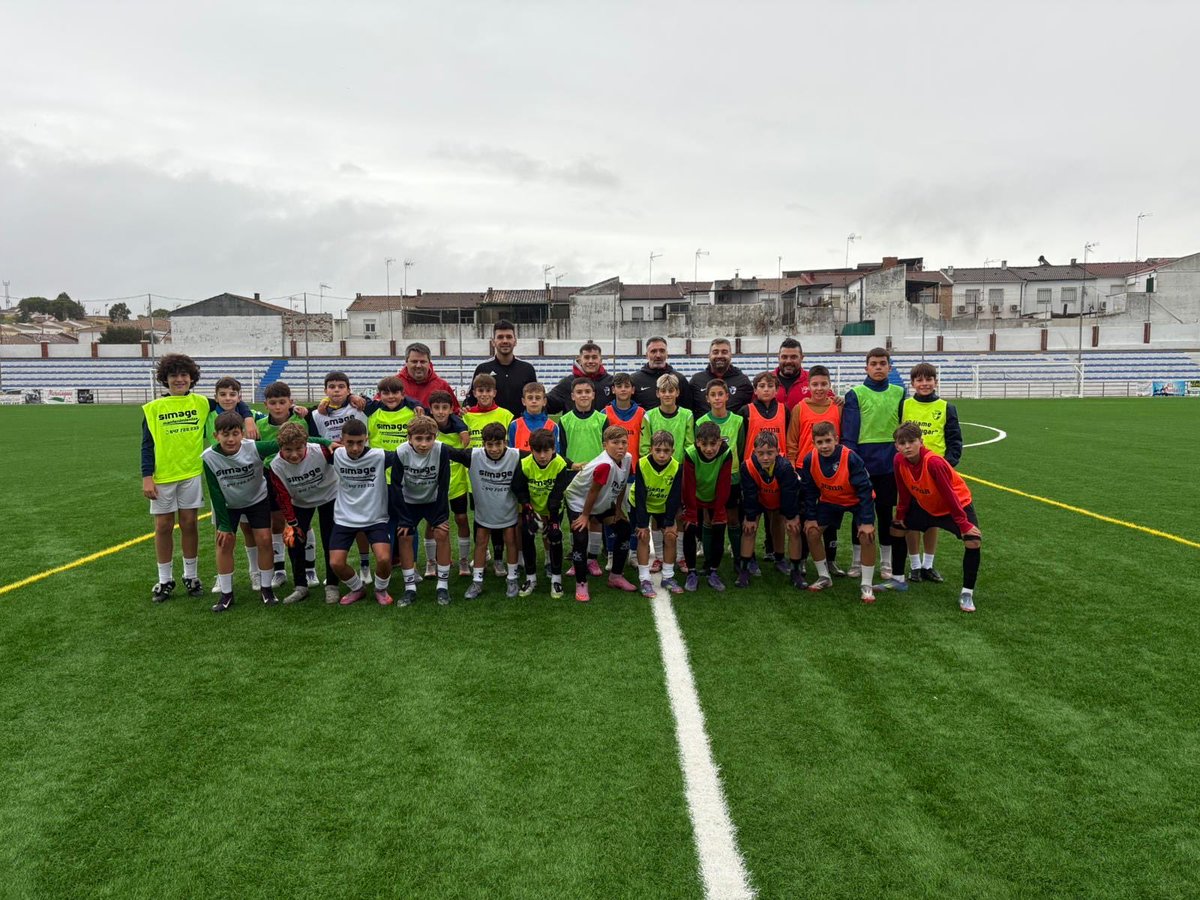 ⚽️ENTRENAMIENTO SELECCIÓN ALEVÍN

📍La selección Alevín ha realizado un entrenamiento en el municipio de La Carolina.

💪🏻 ¡A seguir demostrando este gran nivel!

🤝🏻 Agradecemos al #AytoLaCarolina por el buen trato y el detalle de ofrecer fruta a nuestros chicos. 🍎🧃