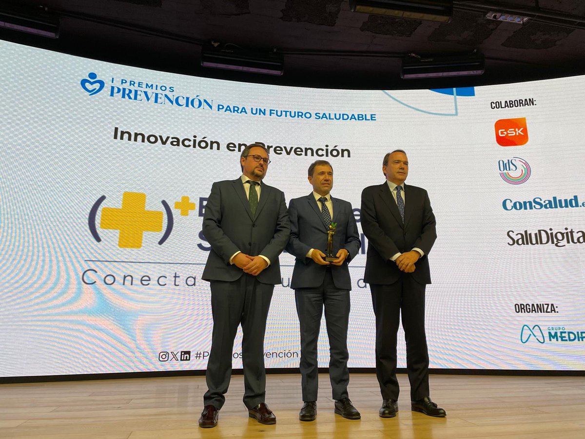 ➡ Por mejorar la atención al ciudadano, optimizar la gestión sanitaria y fomentar la #innovación el Premio Innovación en Prevención es para La Estrategia Española en Salud Digital del <a href="/SanidadGob/">Ministerio de Sanidad</a>

🏆 Sube al escenario de estos #PremiosPrevención <a href="/JFMunnoz/">Juan F. Muñoz</a>, Secretario General de