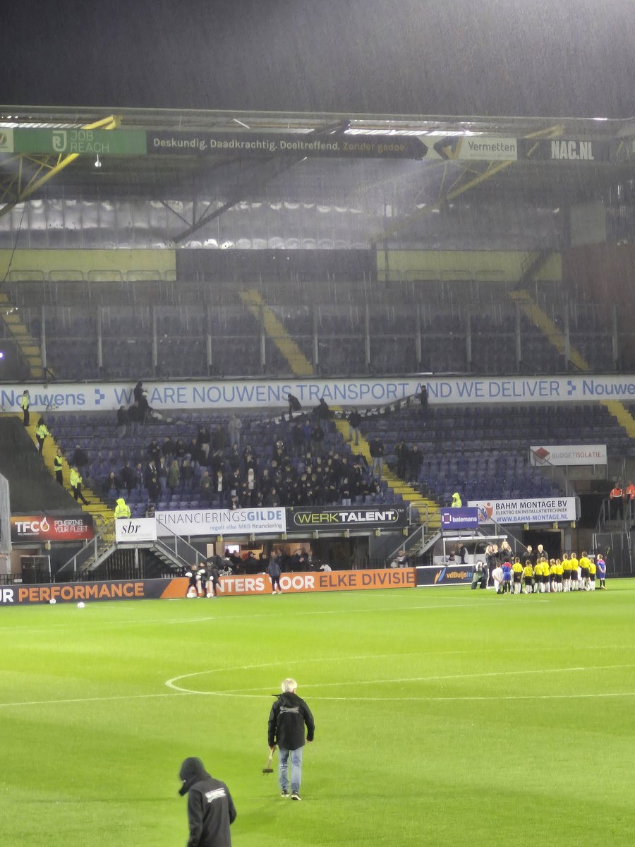Heerlijke psychologische intimidatie alvast. Die gasten uit Almelo dachten lekker hoog en beschut te zitten, maar we zetten ze gewoon in de regen #NACher