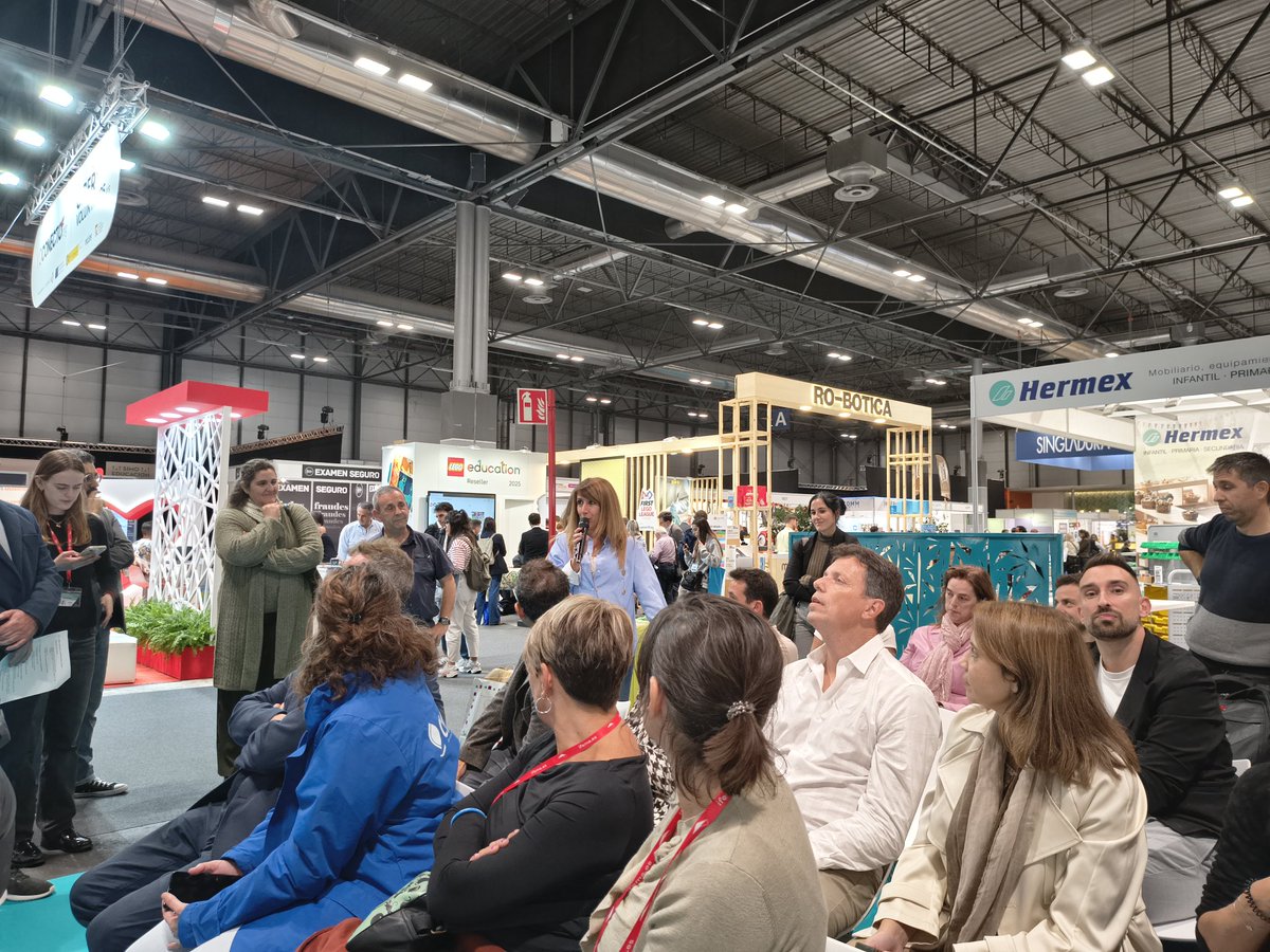 fjmagdafuente's tweet image. Un placer entregar los premios #SIMO2025 a los proyectos @educacyl premiados del

@CEIPCOMUNEROSAV
@iesalonsodemad1 y el @IESFRAYDIEGO 

Su discurso: &quot;La formación del profesorado de Castilla y León es clave para el éxito de nuestros proyectos educativos&quot;.