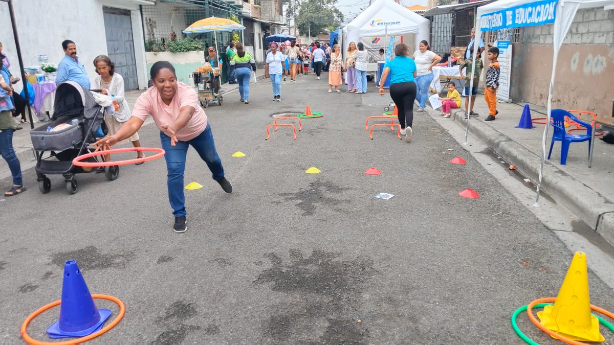 📍#Guayaquil

En la cooperativa Santiago Roldós, la comunidad se unió para participar en la jornada recreativa de la brigada social por 🇪🇨#ElNuevoEcuador, donde quedó demostrado que la actividad física es para todas las edades.