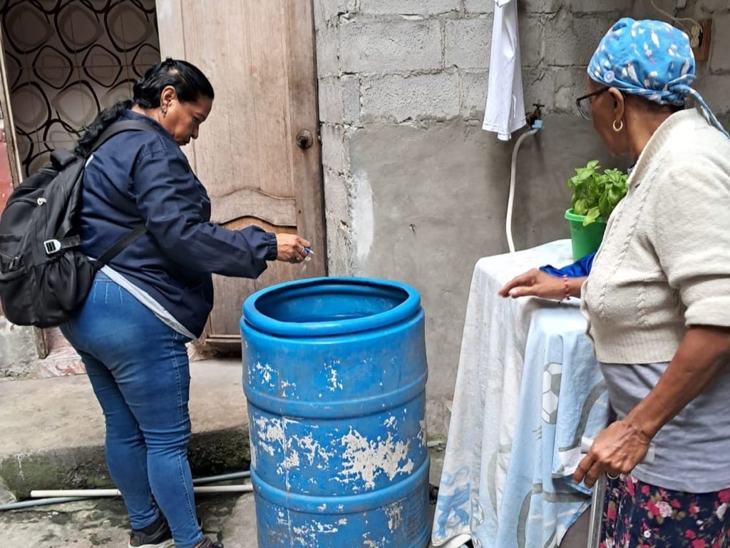 Salud_CZ8's tweet image. Además, se efectuaron acciones de #ControlVectorial, como detección y destrucción de criaderos de mosquitos, fumigación intradomiciliaria, entrega de toldos impregnados de insecticida y sensibilizaciones sobre medidas de prevención.