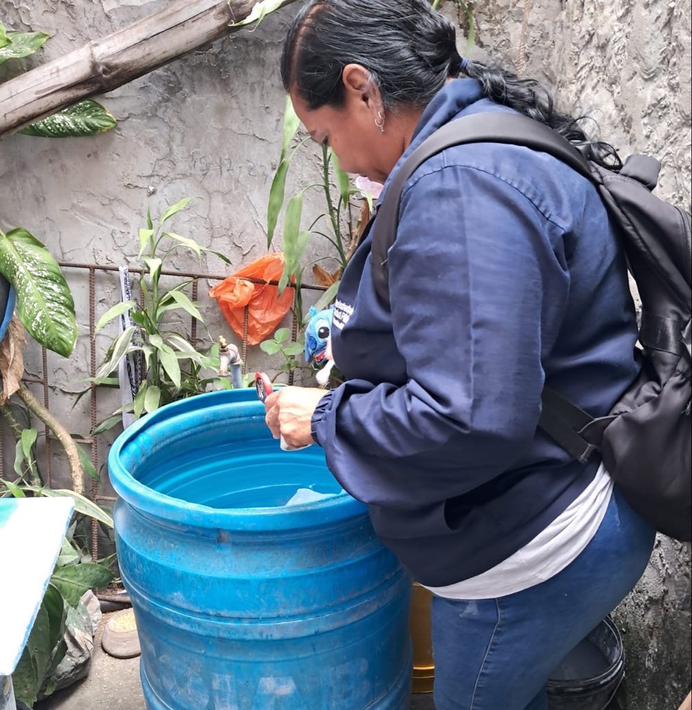 Salud_CZ8's tweet image. Además, se efectuaron acciones de #ControlVectorial, como detección y destrucción de criaderos de mosquitos, fumigación intradomiciliaria, entrega de toldos impregnados de insecticida y sensibilizaciones sobre medidas de prevención.