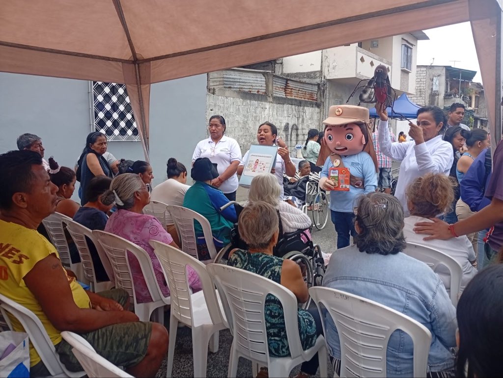 Salud_CZ8's tweet image. Además, se efectuaron acciones de #ControlVectorial, como detección y destrucción de criaderos de mosquitos, fumigación intradomiciliaria, entrega de toldos impregnados de insecticida y sensibilizaciones sobre medidas de prevención.