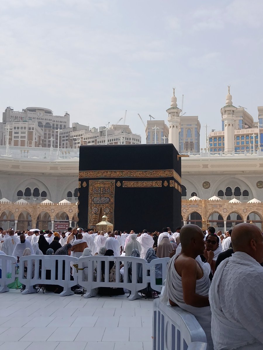 بعد ما يعتمر الإنسان يفهم لماذا يعتمر الناس مراراً وتكراراً ،سبحان من يعلّق القلوب بذاك المكان كأنه وطن الأرواح ومهوى الأفئدة ومحراب الشوق الذي لا تنقضي له رغبة ولا تبرأ منه القلوب .
اللهم رُدّني إلى ديارك المقدسة في القريب العاجل 🥹