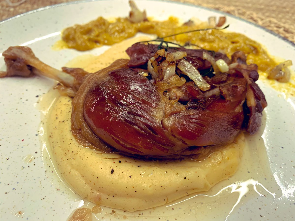 Nunca falla, esplendido este Portela do Vento de <a href="/DATERRA_/">DATERRA VITICULTORES</a> , fresco y goloso, con tacos de salmón marinado con tzatziki y un magnífico muslo de pato. Placeres caseros 😊😊