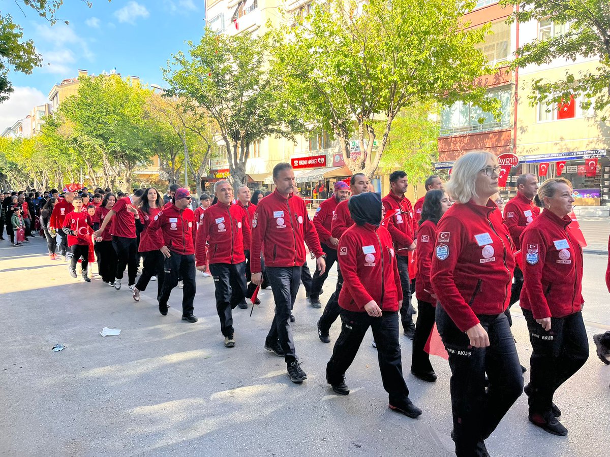 Yurdun dört bir yanında MEB AKUB ve GENÇ MEB AKUB larımız Cumhuriyet Bayramı resmi yürüyüşlerine ve düzenlenen kortej yürüyüşlerine coşkuyla katıldılar.
<a href="/tcmeb/">Millî Eğitim Bakanlığı</a> 
<a href="/Yusuf__Tekin/">Yusuf Tekin</a> 
<a href="/meb_dhgm/">Destek Hizmetleri Genel Müdürlüğü</a> 
<a href="/omurfatih/">Ömür Fatih Karakullukçu</a> 
<a href="/mebisgb/">İşyeri Sağlık ve Güvenlik Birimi Daire Başkanlığı</a> 
<a href="/ozkan_meb/">Özkan AVCI</a> 
<a href="/MetinTayarer/">Metin TAYARER🇹🇷🇹🇷🇹🇷</a>