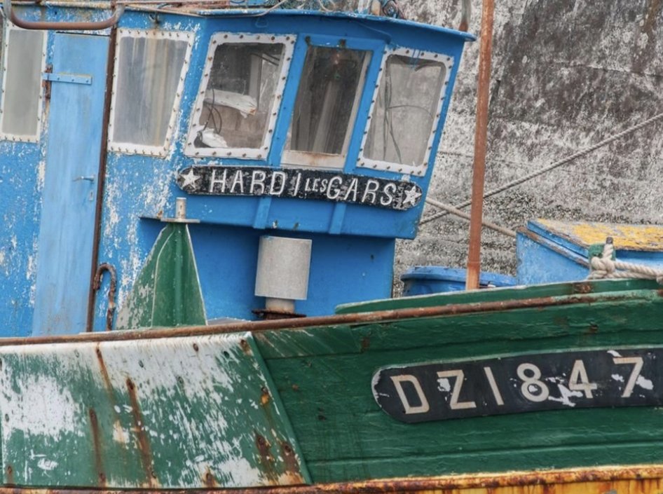 Petite visite de Douarnenez, tout au bout du Finistère. J'en gardais un bon souvenir datant de mon adolescence : une ville de tradition maritime (port de vieux navires, sardineries...) et surtout festive avec ses mythiques "gras", mais ça, c'était dans les 90's... Thread 🧵👇