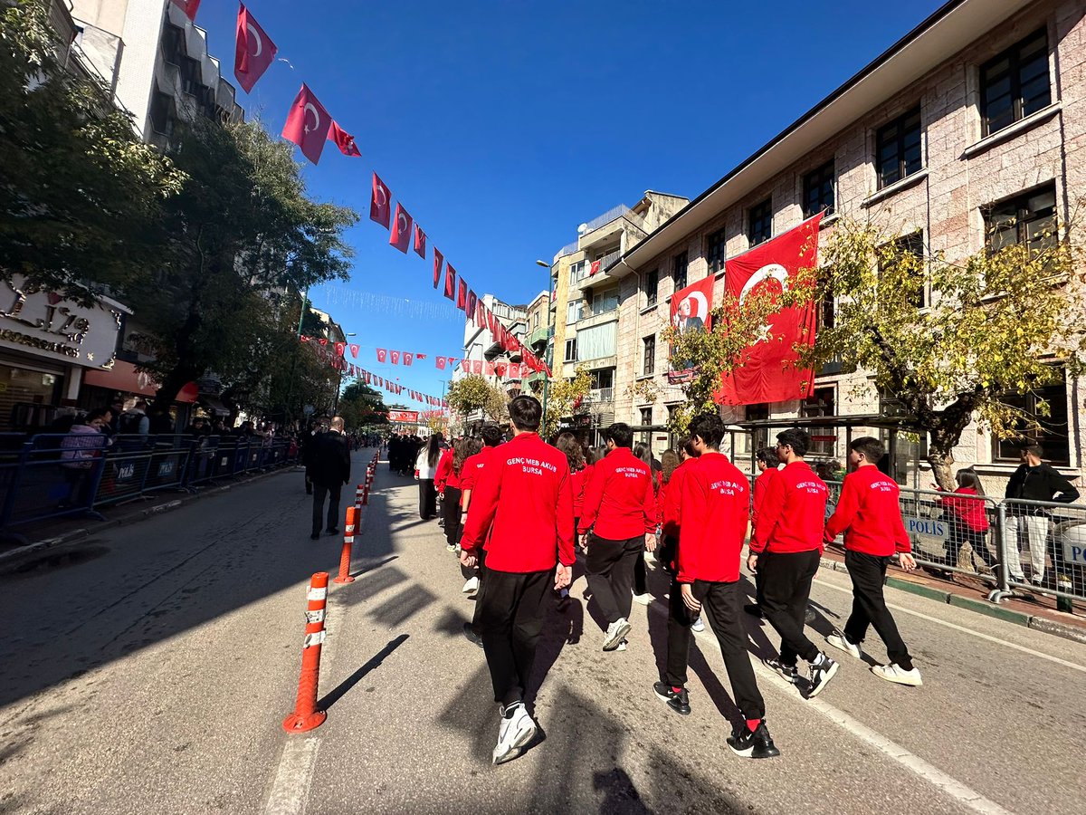 mebakub's tweet photo. Yurdun dört bir yanında MEB AKUB ve GENÇ MEB AKUB larımız Cumhuriyet Bayramı resmi yürüyüşlerine ve düzenlenen kortej yürüyüşlerine coşkuyla katıldılar.
@tcmeb 
@Yusuf__Tekin 
@meb_dhgm 
@omurfatih 
@mebisgb 
@ozkan_meb 
@MetinTayarer https://t.co/L4WLo1ehVh