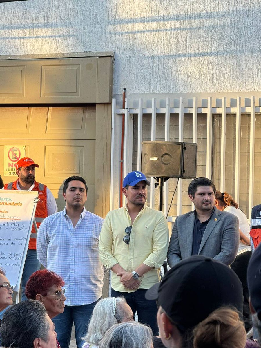 cicej_'s tweet photo. Nuestro Colegio participó en el Martes Comunitario en la colonia Santa Eduwiges, realizado por la Presidenta de Guadalajara (@GuadalajaraGob), Mtra Verónica Delgadillo (@VeroDelgadilloG), con el objetivo de acerca a las comunidades de la ciudad, procurando tomar en cuenta sus necesidades. A la par, se llevó a cabo la presentación del Escuadrón Catrina de la Policía de Guadalajara (@PoliciaGDL), un homenaje lleno de tradición y respeto hacia las y los policías caídos en cumplimiento de su deber.

Asistieron nuestro 1er Secretario Propietario, Ing. Omar Mora (@oumymora); nuestro Tesorero, Ing. Alejandro Thomé (@Alexthomeg); y nuestro Comisario, Ing. Pedro Campa (@pedrocmpr). Agradecemos la invitación del Arq. Juan Carlos Arauz, Director de Obras Públicas del Municipio de Guadalajara.