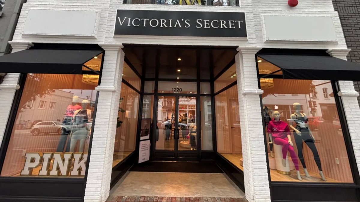 endetail_llc's tweet image. #VictoriasSecret is rewriting its retail script… and it starts with light pink.

Their new Georgetown store in D.C. is bright, airy, and joyful! (Gone are the dark, club-like interiors of the 2000s.)

Learn more at retaildive.com/news/inside-vi….

#retaildesign #storedesign
