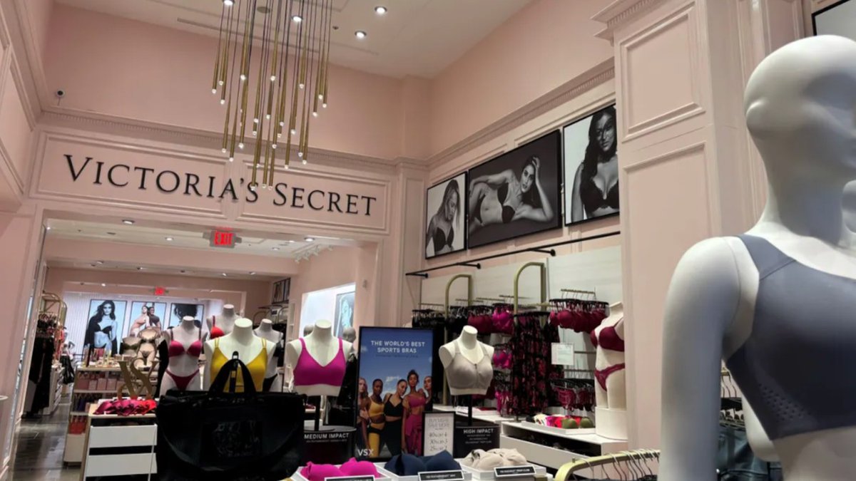 endetail_llc's tweet image. #VictoriasSecret is rewriting its retail script… and it starts with light pink.

Their new Georgetown store in D.C. is bright, airy, and joyful! (Gone are the dark, club-like interiors of the 2000s.)

Learn more at retaildive.com/news/inside-vi….

#retaildesign #storedesign