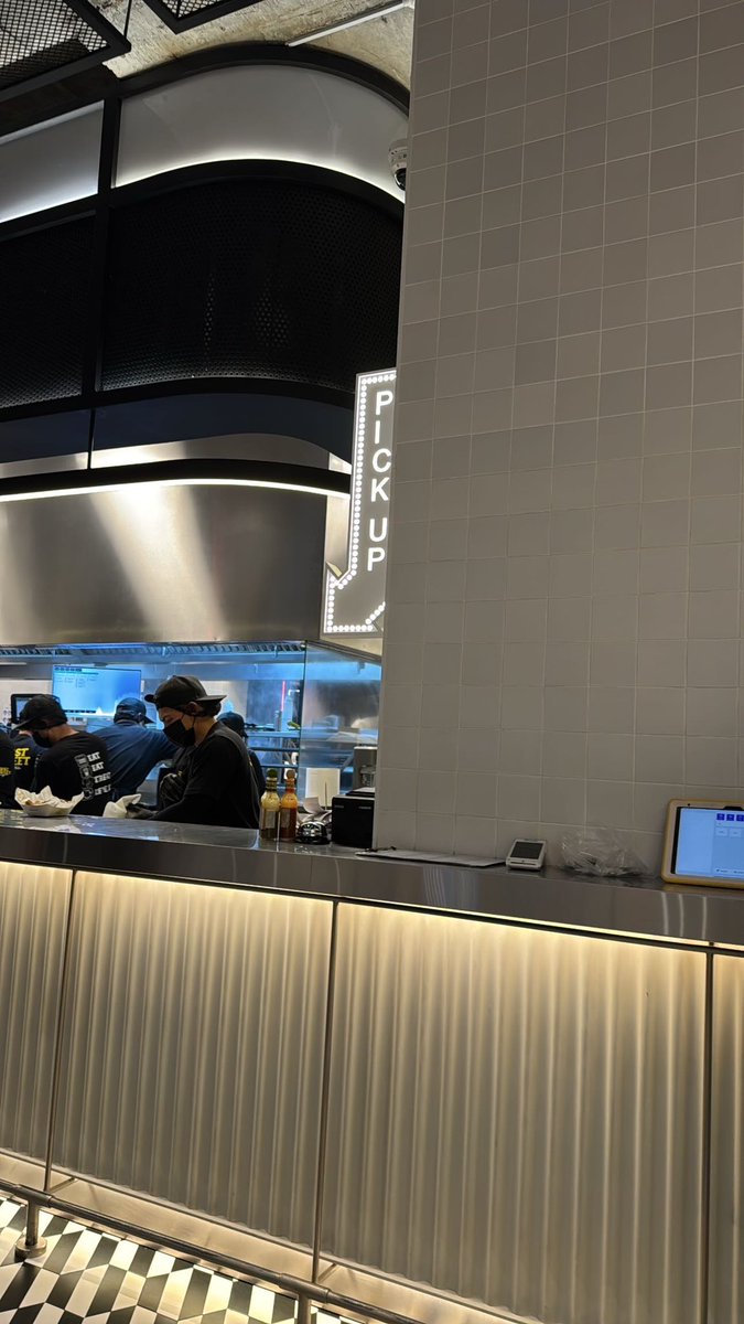 ii4eec's tweet image. تجربة حلوه صراحة برجر وحده تكفي ..
عشوائيات مطعم