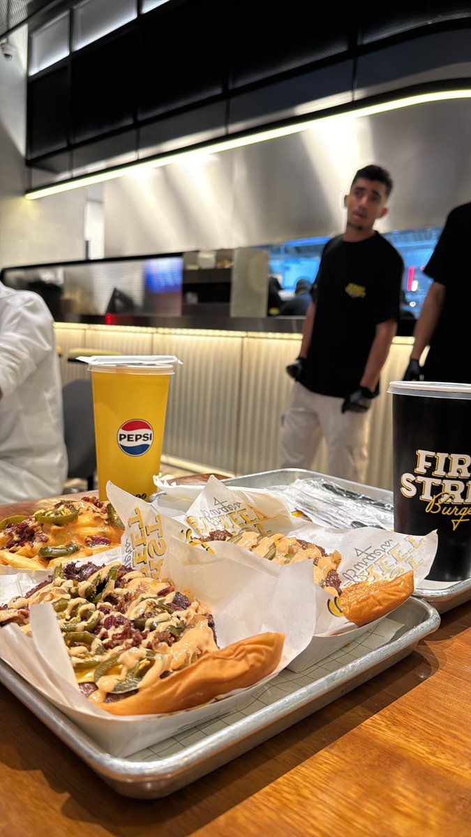 ii4eec's tweet image. تجربة حلوه صراحة برجر وحده تكفي ..
عشوائيات مطعم