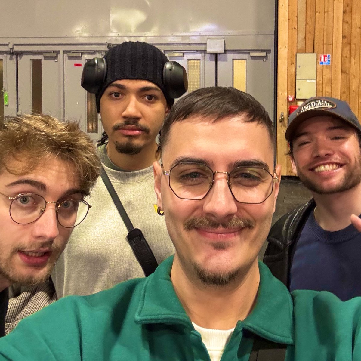HugoDelire36's tweet photo. 😱 C’EST L’HEURE DU LIVE IRL ! 😱

On va visiter le salon et jouer à des jeux qui sortent bientôt avec @Grimkujow_ @Theorus_ &amp; @MNKway_ et vous pouvez gagner des cadeaux toute la soirée, faut venir en gros ! 🔥 #RT 

👉🏻 https://t.co/lCUB1uF1hj 

Publicité avec @holysquad_fr https://t.co/aK9PyuGMS1