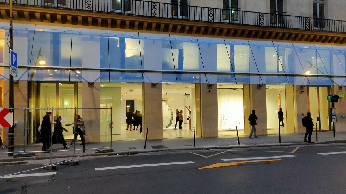 J'aime beaucoup l'architecture proposée par Nouvel pour la nouvelle Fondation Cartier :

Ces baies vitrées qui offrent les déambulations des visiteurs aux passants sont très réussies.

Elles ouvrent la Culture sur l'extérieur. Mais... 😳

(1/2) ⤵️