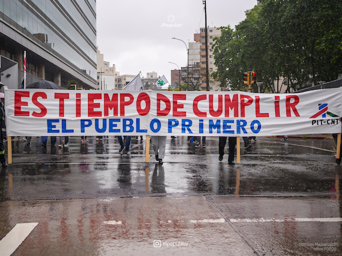 Elpopularuy's tweet photo. El @PITCNT1 se movilizó por salario, trabajo y presupuesto

A pesar de la lluvia persistente el #PITCNT realizó la movilización que acompañó el paro general parcial en reclamo de salario, trabajo y presupuesto bajo la consigna “Es tiempo de cumplir”.

La marcha, encabezada por trabajadores de #PedidosYa (@UPedidosya) en con sus uniformes de trabajo y en sus motos, partió de la @Udelaruy.

Luego de repasar las necesidades y los efectos de la desigualdad, @carospilman  (del Sec. Ej. del PIT-CNT) afirmó: “cuando se nos dice que “no hay recursos”, lo que realmente se está diciendo es que no se quieren tocar los privilegios de quienes más tienen”.

👉 https://t.co/VfJsUjYPHW

#PITCNT #ParoGeneral #Uruguay #Sindicato #ConsejoSalarios
