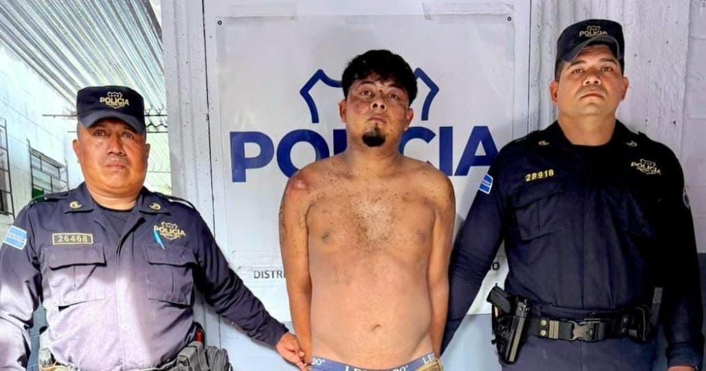PNCSV's tweet image. William Alexander Reyes Guerra, de 24 años, golpeó con un palo a su madre en la cabeza, quien fue ingresada en un centro asistencial. 

El hecho se registró en la urbanización Ciudad Futura fase II, de Cuscatancingo, San Salvador Centro.

Será remitido por el delito de:…