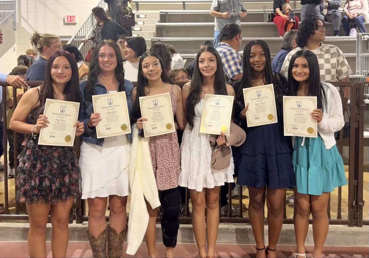Congratulations to a few of our players who were inducted into NHS tonight! Keep doing great things ladies! Paige, Hailey, Breeze, Giselle, Jaidyn and Mia.