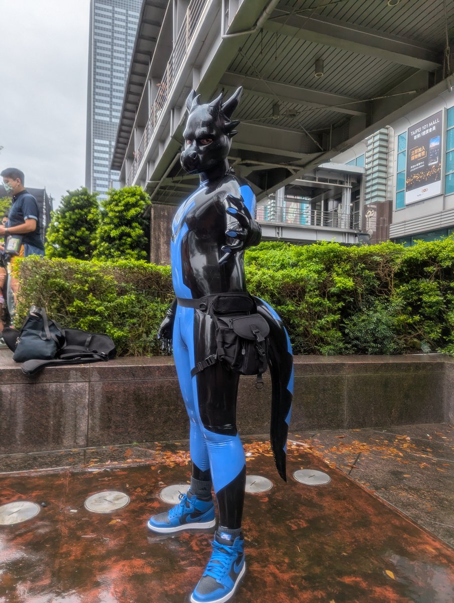 A very cool dragon <a href="/LamIan7044/">藍琰 LamIan</a> at Taipei Pride