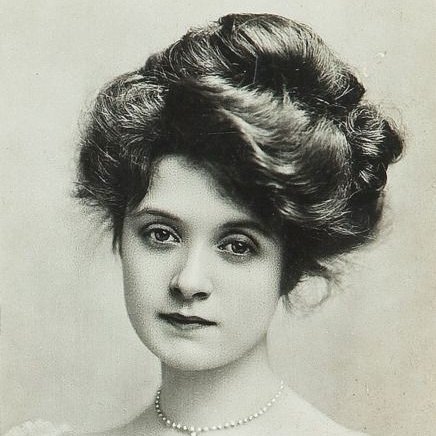 ANitpicker's tweet image. クイーン学院で親に内緒で背伸びして髪を結うルビー。20世紀初頭ふわっと大きく結う髪型が大流行。ヘアスプレーのない時代、粘性のあるガムトラガカント、ローズウォーター、ジャスミンエキス、ネロリ油などで作るバンドリンというヘアジェルのようなもので髪型をキープしたそう。＃赤毛のアン