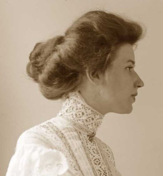 ANitpicker's tweet image. クイーン学院で親に内緒で背伸びして髪を結うルビー。20世紀初頭ふわっと大きく結う髪型が大流行。ヘアスプレーのない時代、粘性のあるガムトラガカント、ローズウォーター、ジャスミンエキス、ネロリ油などで作るバンドリンというヘアジェルのようなもので髪型をキープしたそう。＃赤毛のアン