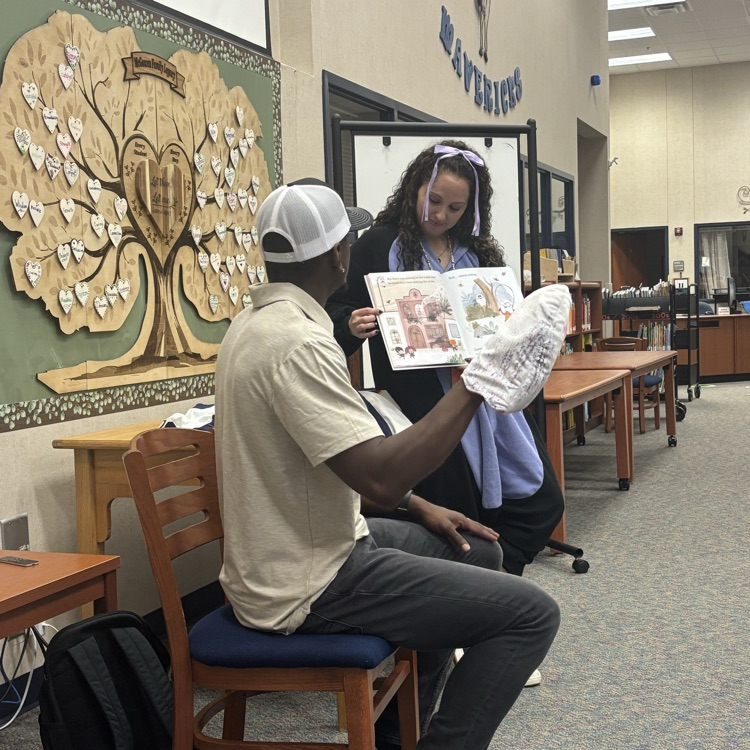 Today our first graders had the privilege of hearing Anthony Armstrong as a mystery reader. Anthony Armstrong played NFL football for Miami, Washington, and the Dallas Cowboys! They were so excited! 🏈