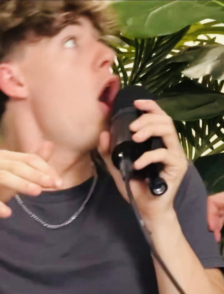 Don’t miss <a href="/notthatfam0us/">Notthatfamous</a> #podcaat 

youtu.be/_2h0jHSmxhY