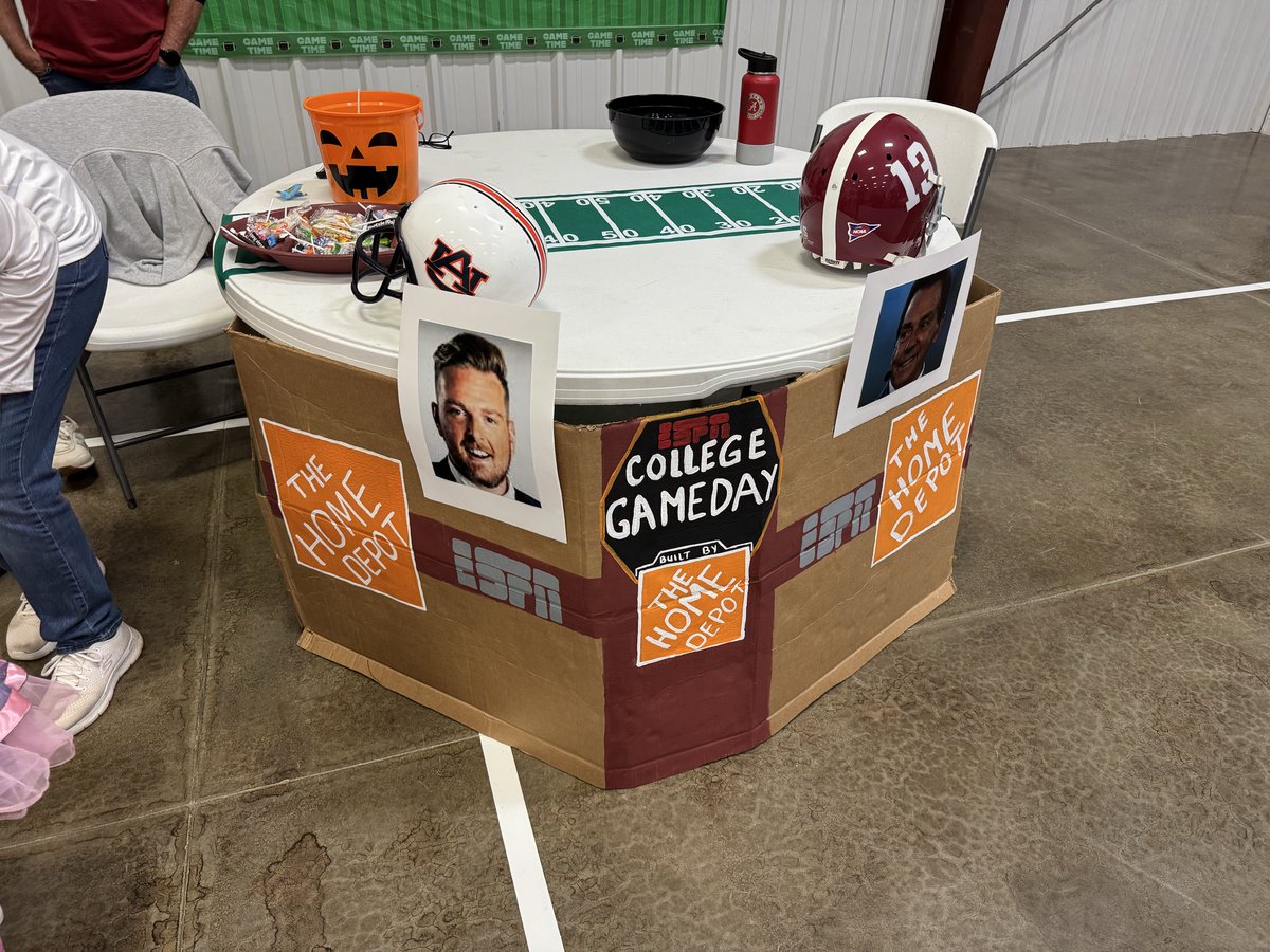 jnoblemusic's tweet photo. @PatMcAfeeShow @DariusJButler @tyschmit @BostonConnr in the state of Alabama we honor CFB greats with our trunk or treat tables!! https://t.co/0vLkb9F5bu