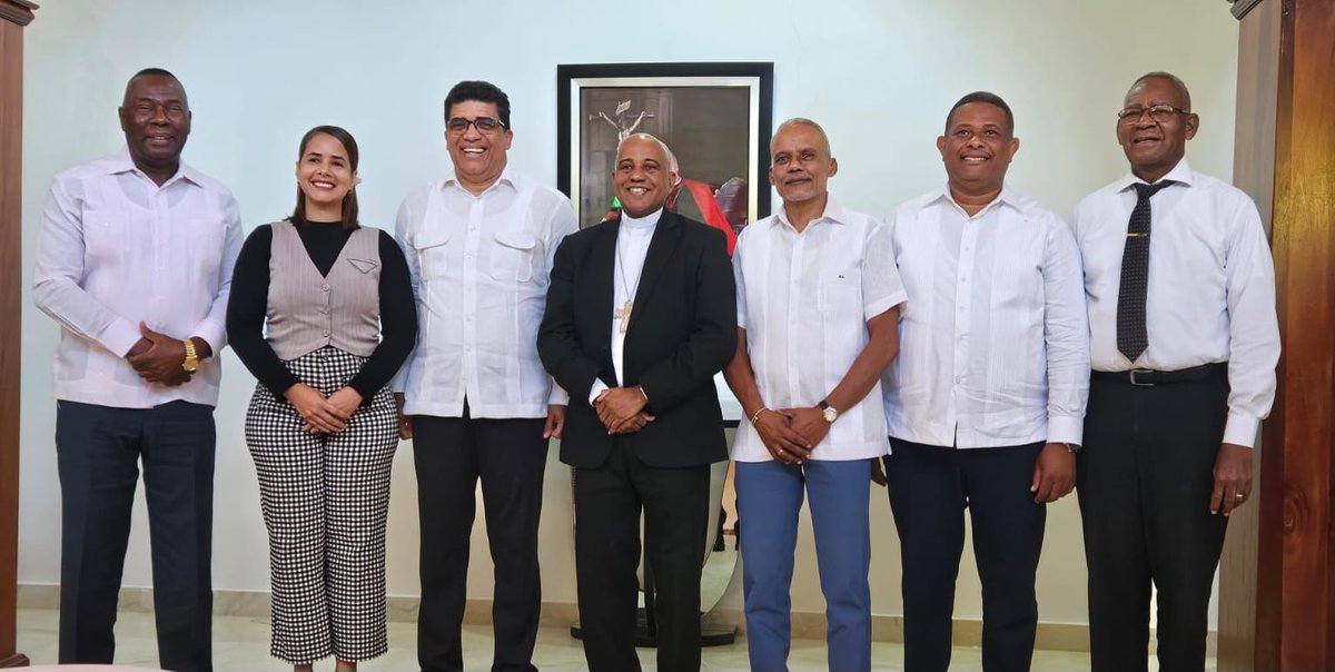 La Diócesis Stella Maris del municipio Santo Domingo Este sostuvo hoy una “fructífera reunión” con los alcaldes y distritos municipales donde todos se comprometieron con la Iglesia Católica para crear, “Un Gran Plan de Desarrollo Integral del Territorio”.