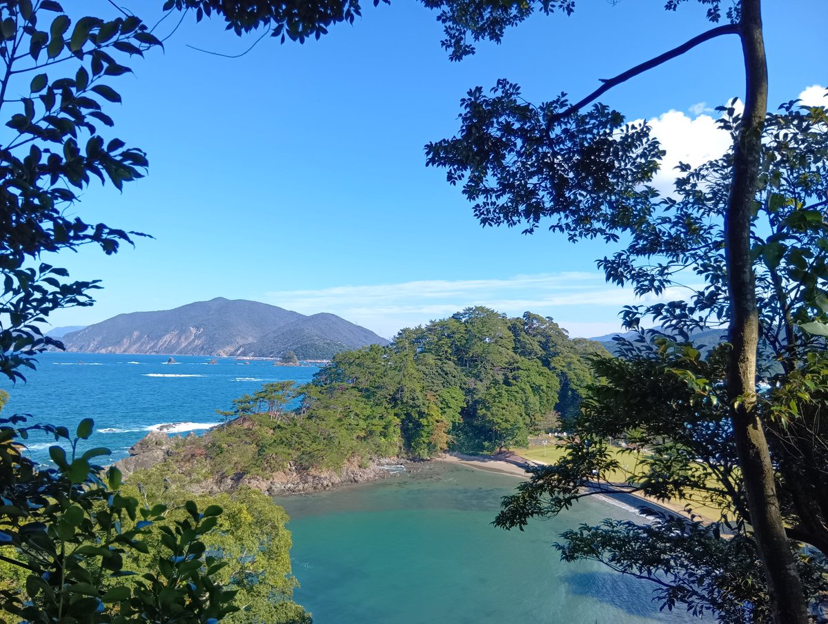 matchathree's tweet photo. 高浜城の跡地
明鏡洞はめちゃくちゃキレイなビーチでした。
こんなキレイなとこに城って、最高かよ！

#ツーリング
#明鏡洞
#逸見駿河守昌経
#高浜城 https://t.co/5a86BTxuj9