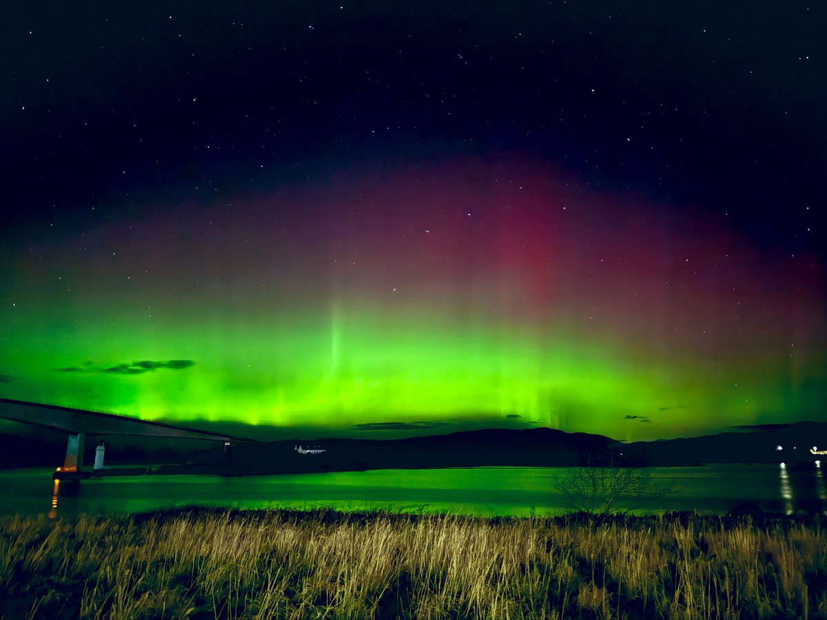 #Auroraborealis at Skye Bridge, Kyleakin, Isle of Skye #Scotland 🏴󠁧󠁢󠁳󠁣󠁴󠁿 <a href="/BBCScotWeather/">BBC Scotland Weather</a> <a href="/angie_weather/">angie phillips</a> <a href="/ThePhotoHour/">#ThePhotoHour</a> <a href="/StormHour/">#StormHour</a> <a href="/SeanBattyTV/">Sean Batty</a> <a href="/VisitScotland/">VisitScotland</a>