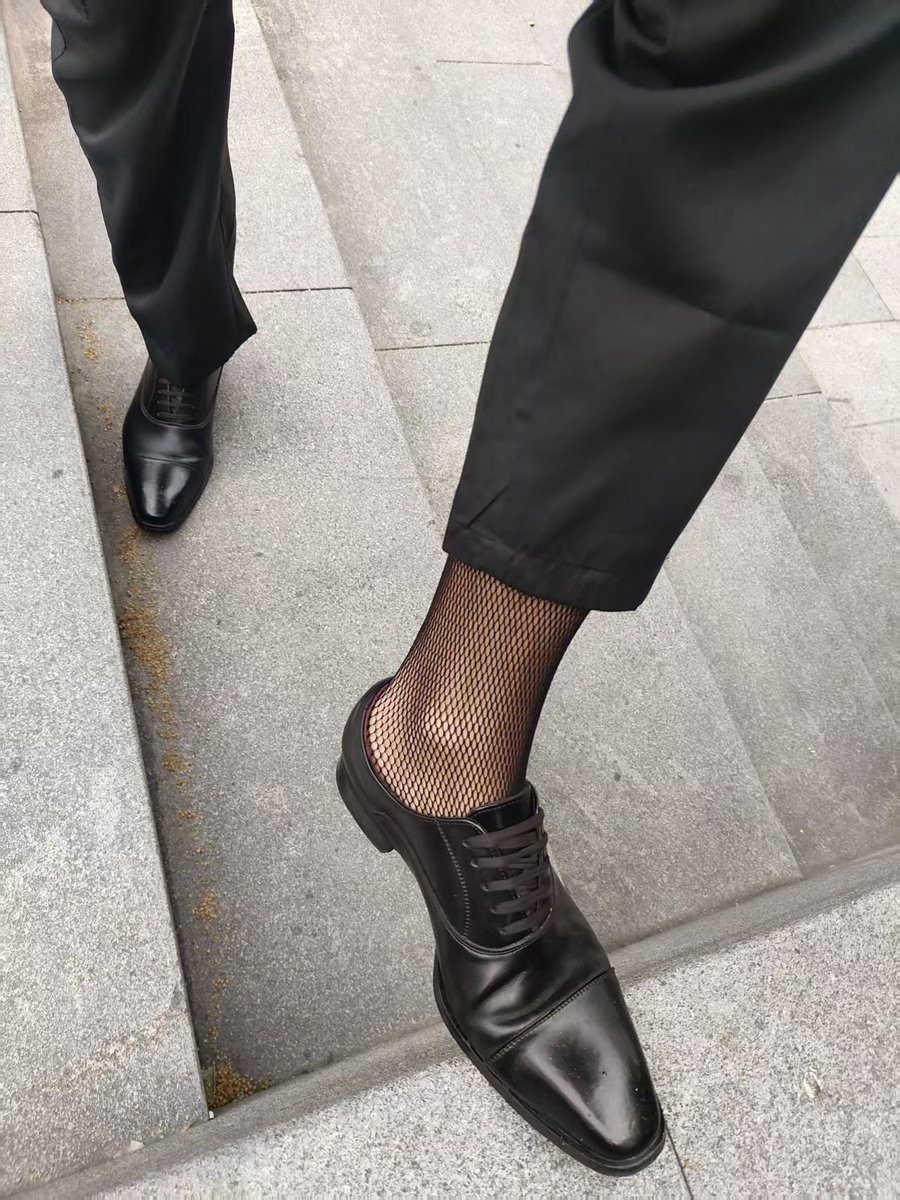 被直男同事看到袜子了。内心却兴奋