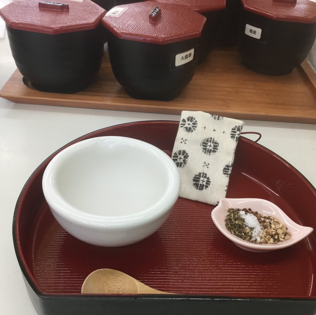 Onoya_akashi's tweet photo. おはようございます☺️
10月30日は「香りの記念日」。
朝の空気の中に、季節の香りを見つけてみませんか?🍂
ほんの少し立ち止まって深呼吸。
それだけで、心のスイッチが優しく入ります。
#香りの記念日 #おはようございます #朝のことのは #AromaDay #AutumnMorning #季節の香り https://t.co/JsBKdg46h0